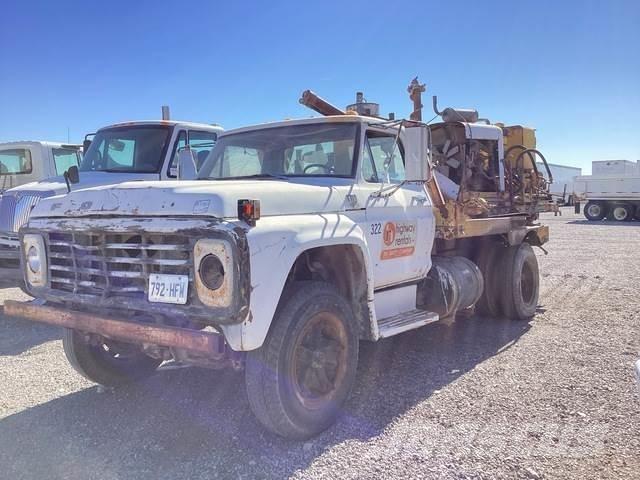Ford F-700 自走式掘削トラック