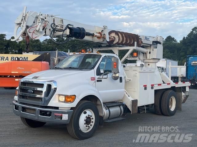 Ford F-750 自走式掘削トラック
