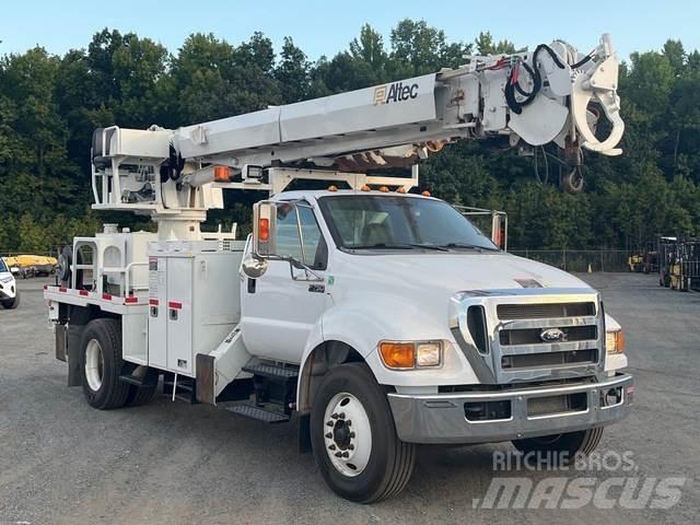Ford F-750 自走式掘削トラック