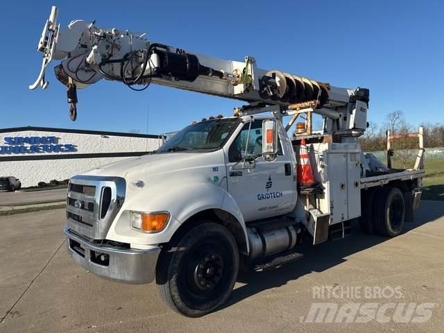 Ford F-750 自走式掘削トラック