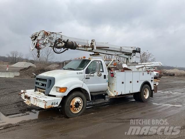 Ford F-750 自走式掘削トラック
