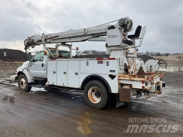 Ford F-750 自走式掘削トラック