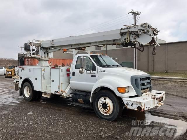 Ford F-750 自走式掘削トラック