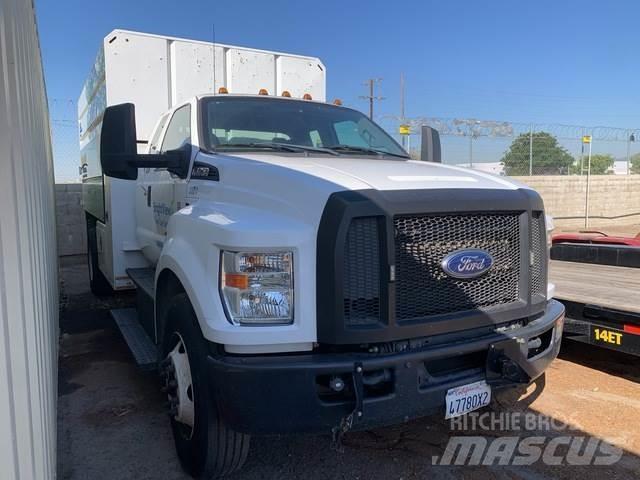 Ford F-750 ウッドチップ運搬用トラック