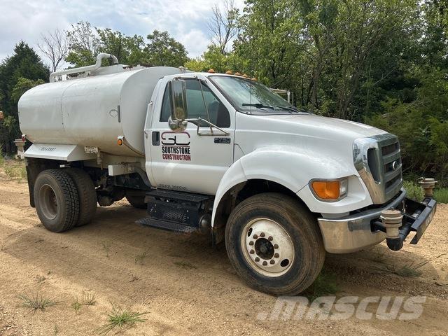Ford F-750 給水車