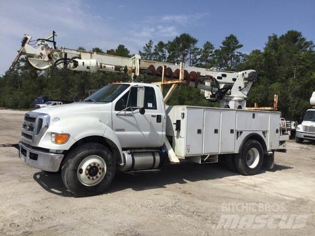 Ford F-750 自走式掘削トラック