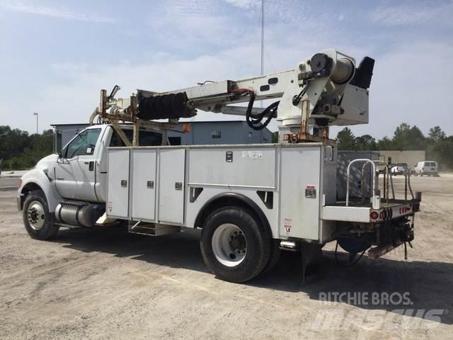 Ford F-750 自走式掘削トラック