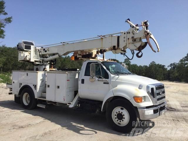 Ford F-750 自走式掘削トラック