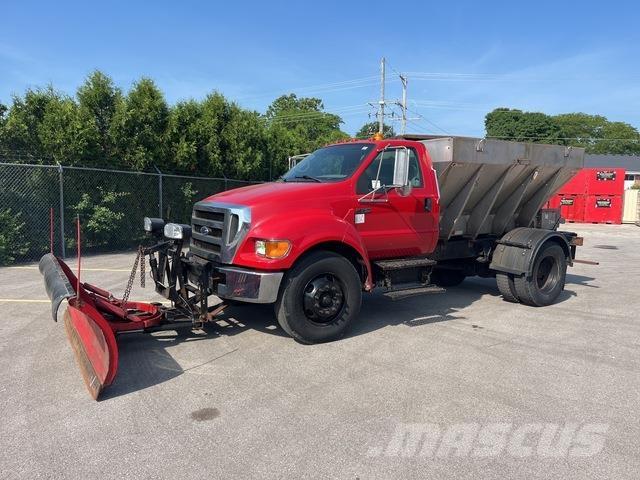 Ford F-750 スノーブレードとプラウ
