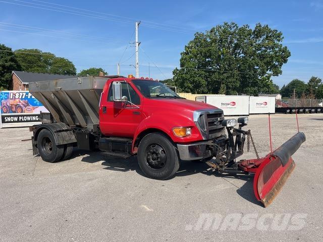 Ford F-750 スノーブレードとプラウ