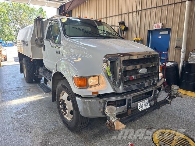 Ford F-750 給水車
