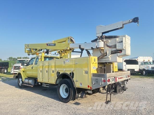 Ford F-750 トラック高所作業車