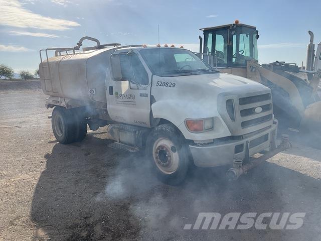 Ford F-750 給水車