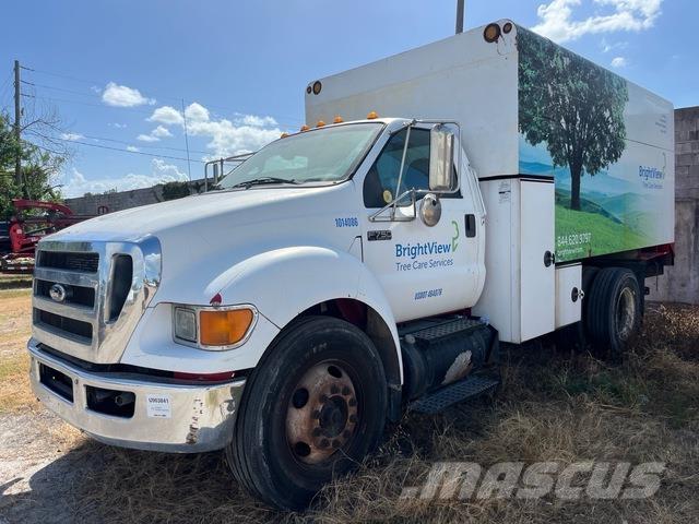 Ford F-750 ウッドチップ運搬用トラック