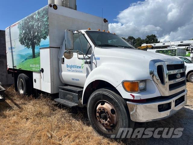 Ford F-750 ウッドチップ運搬用トラック