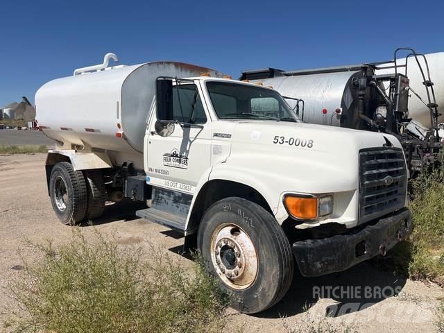 Ford F-800 給水車