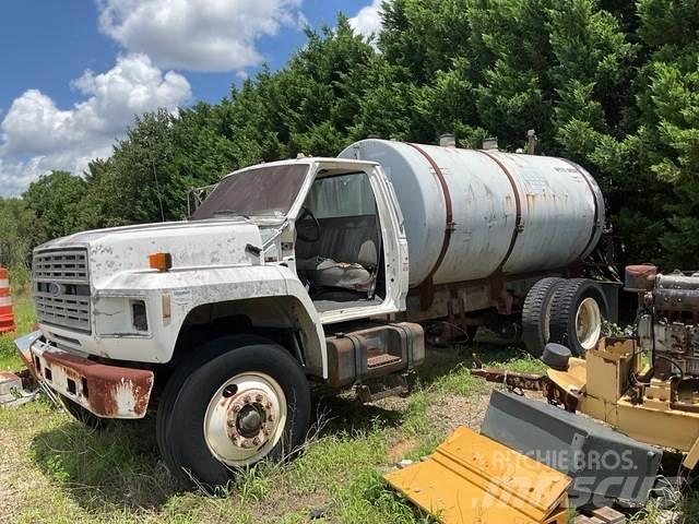Ford F700 タンカートラック