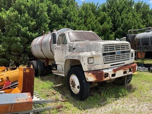 Ford F700 タンカートラック