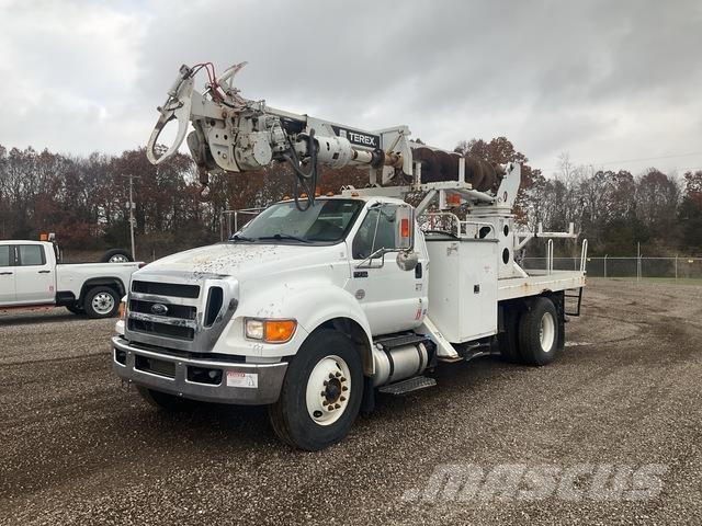 Ford F750 自走式掘削トラック