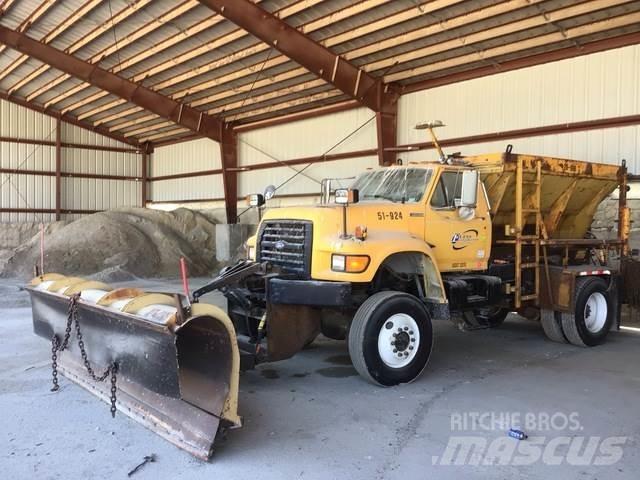 Ford F800 スノーブレードとプラウ