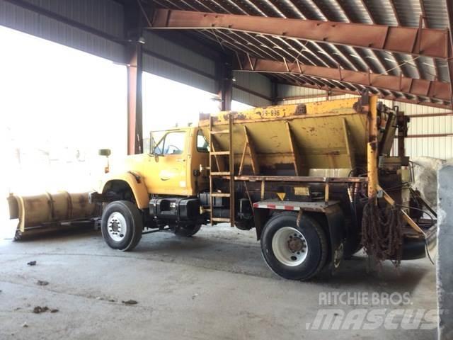 Ford F800 スノーブレードとプラウ