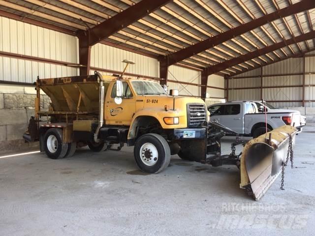 Ford F800 スノーブレードとプラウ