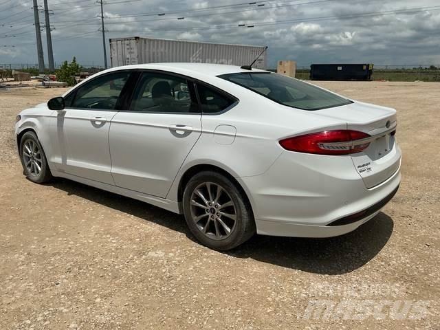 Ford Fusion SE 自動車