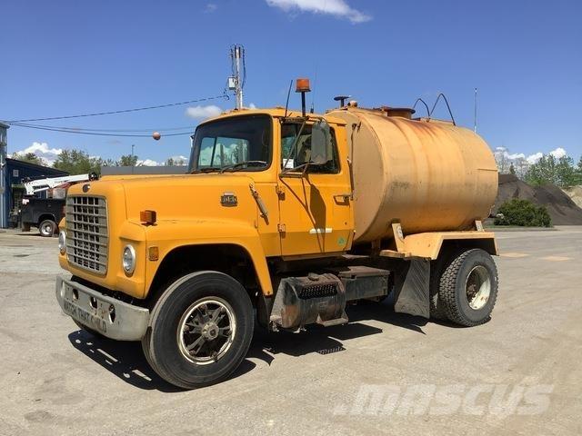 Ford L8000 給水車