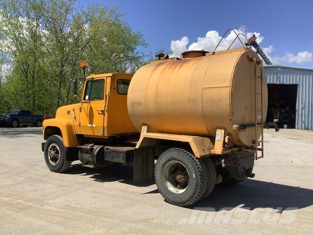 Ford L8000 給水車