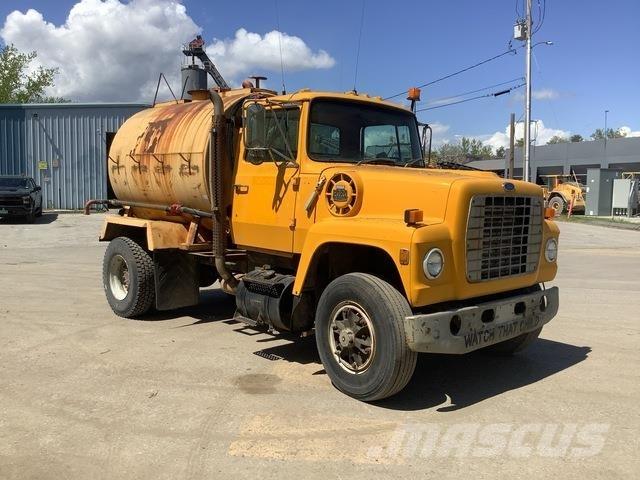 Ford L8000 給水車