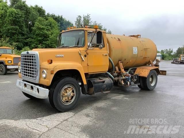 Ford L8000 給水車