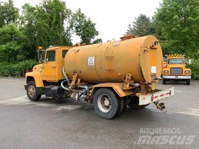 Ford L8000 給水車