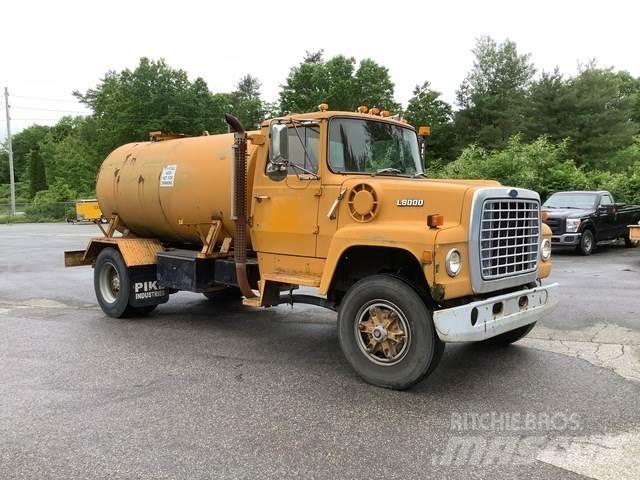 Ford L8000 給水車