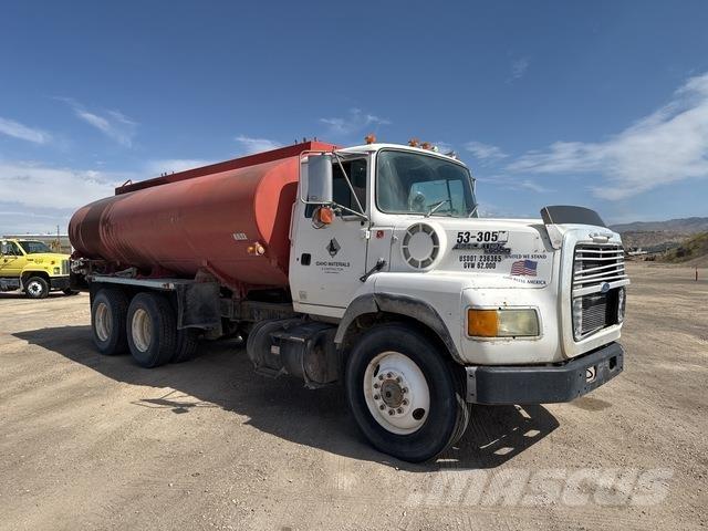 Ford L9000 給水車