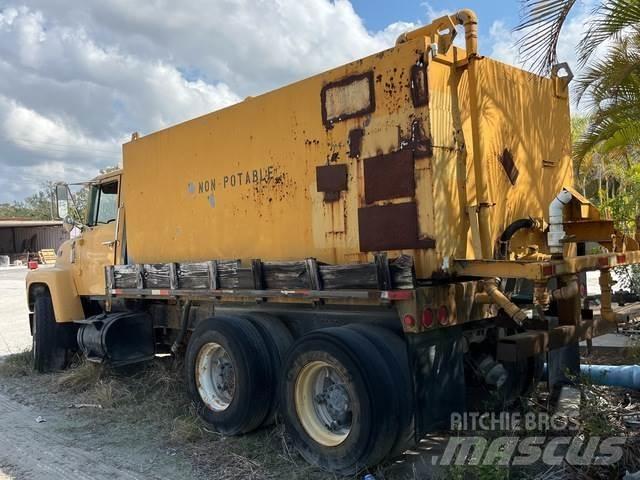 Ford LT8000 給水車