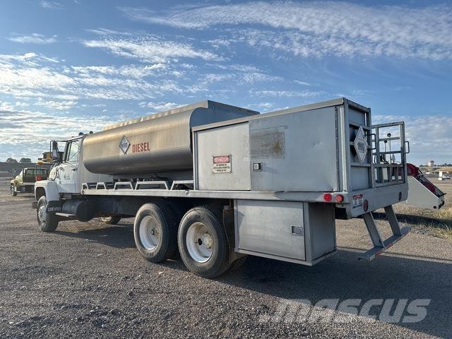 Ford LT8000 タンカートラック