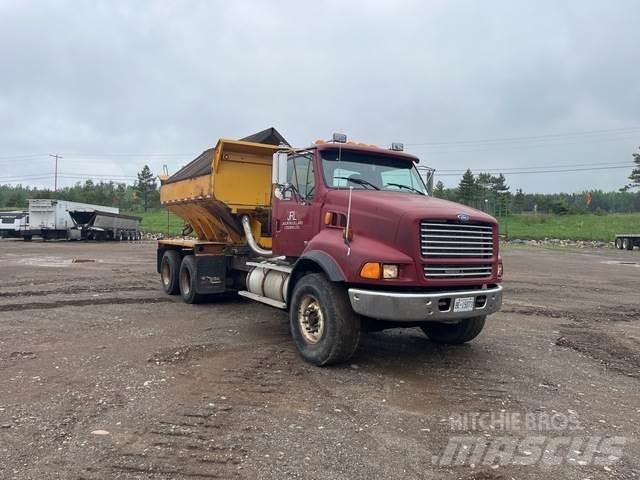 Ford LTS 9000 スノーブレードとプラウ