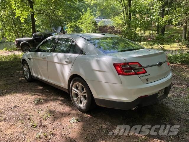 Ford Taurus 自動車