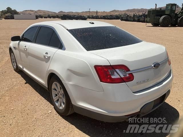 Ford Taurus 自動車