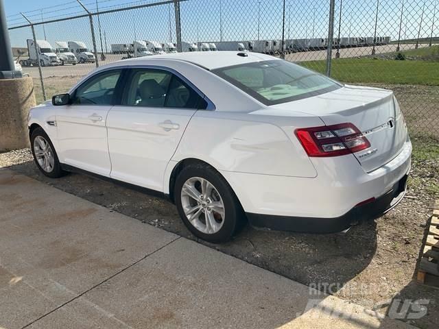 Ford Taurus 自動車