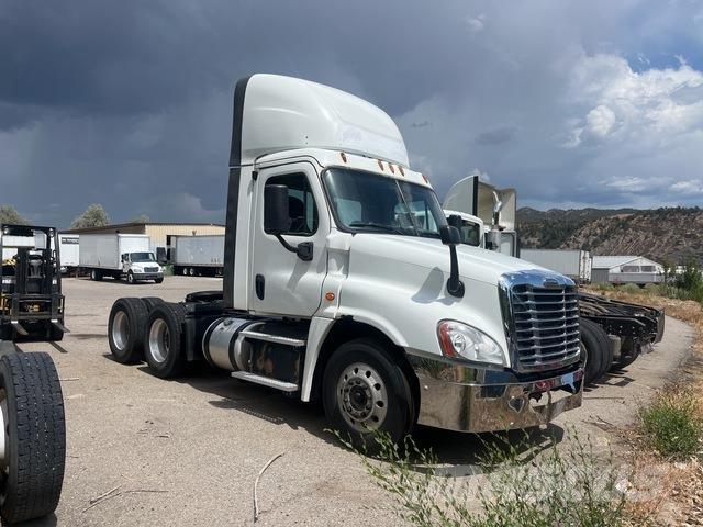 Freightliner  中古トラクターヘッド | トレーラーヘッド