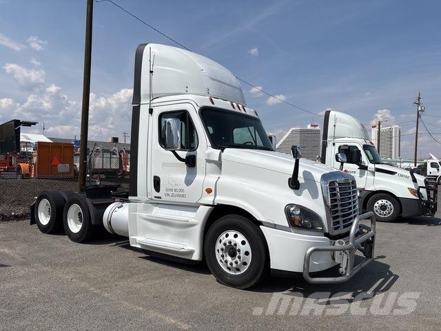 Freightliner  中古トラクターヘッド | トレーラーヘッド