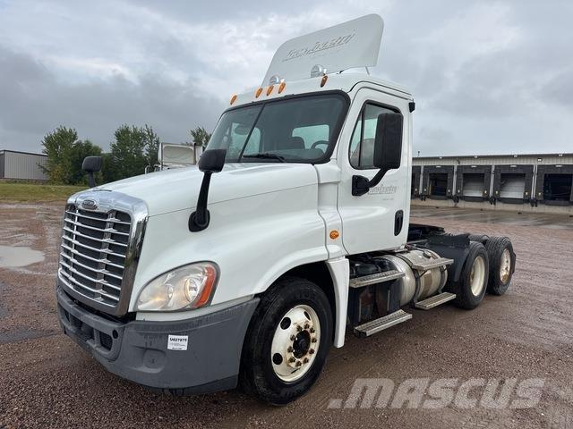 Freightliner  中古トラクターヘッド | トレーラーヘッド