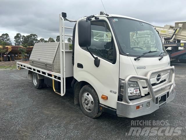 Hino 300 平ボディー