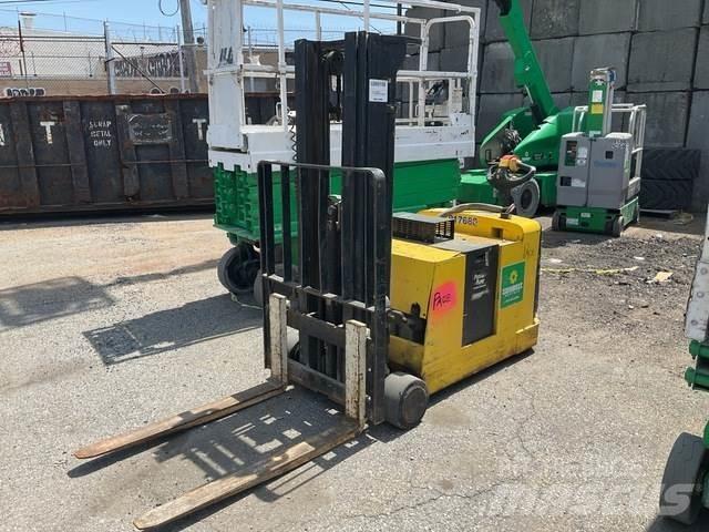 Hyster W30ZC 自走式スタッカー