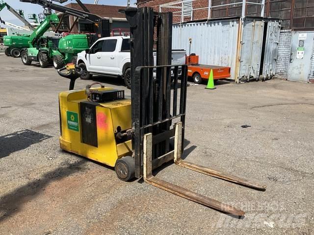 Hyster W30ZC 自走式スタッカー