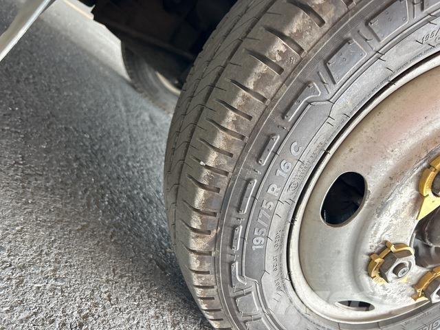 Isuzu NLR 平ボディー