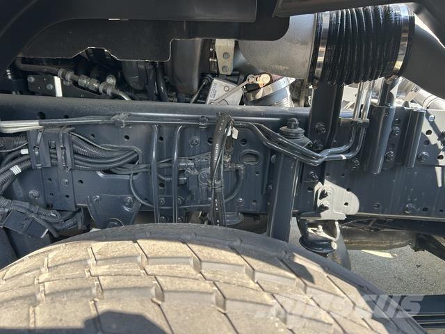 Iveco T Way キャブ付きシャーシ