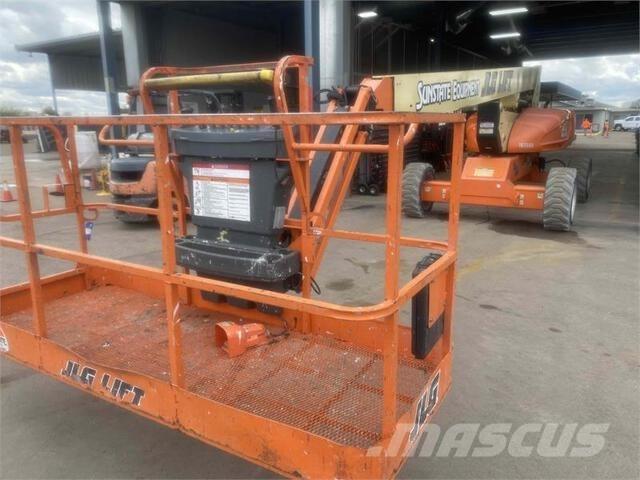 JLG M600J ブームリフト　屈伸型