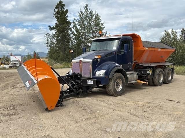 Kenworth T880 スノーブレードとプラウ
